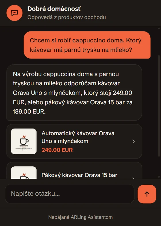 Snímka chatu v ukážkovom obchode Dobrá domácnosť. Zákazník píše: Chcem si robiť cappuccino doma. Ktorý kávovar má parnú trysku na mlieko? Asistent ponúkne automatický kávovar Orava Uno s mlynčekom za 249 EUR a pákový kávovar Orava 15 bar za 189 EUR, pod odpoveďou sú ich dve karty produktov.